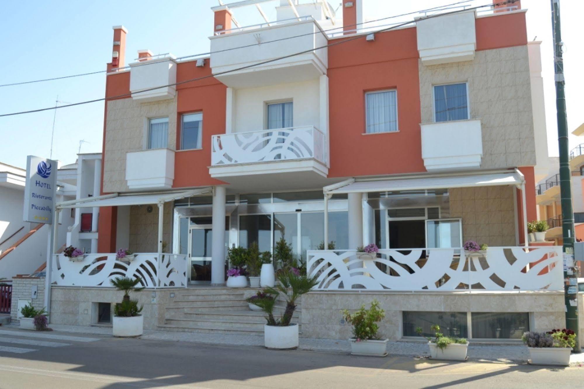 Piccadilly Rooms Restaurant And Beach Santa Maria al Bagno Eksteriør billede