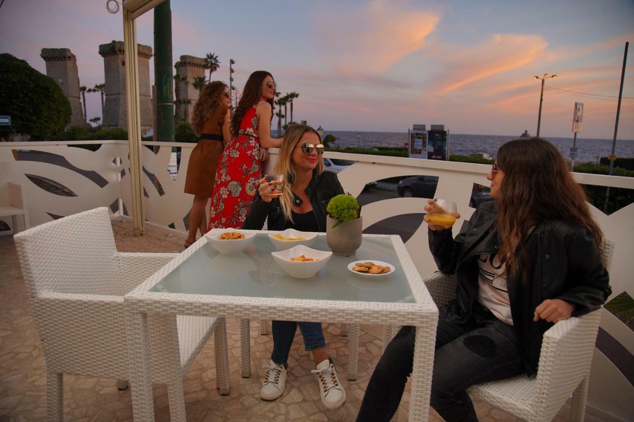 Piccadilly Rooms Restaurant And Beach Santa Maria al Bagno Eksteriør billede